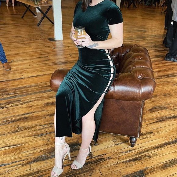 Zara velvet dress with cut out on the side. Perfect for a formal setting - Picture 2 of 2